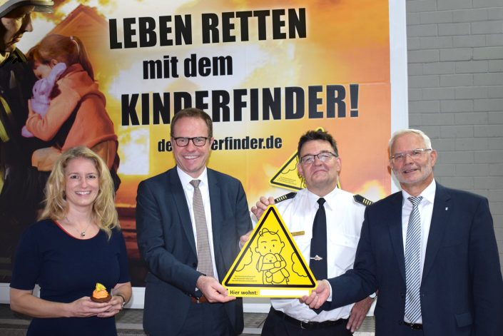 Nicole Grünewald mit dem Kinderfinder Team