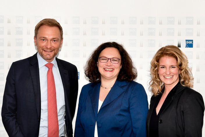 Christian Lindner, Andrea Nahles und Nicole Grünewald stehen gemeinsam bei der Veranstaltung ‚The Match‘