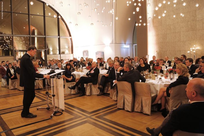 Ein Mann hält bei einem Unternehmeressen eine Rede am Podium
