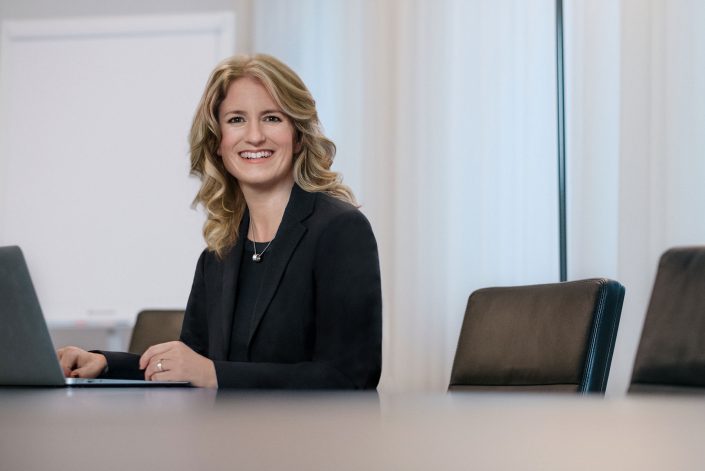 Nicole Grünewald am Arbeitstisch