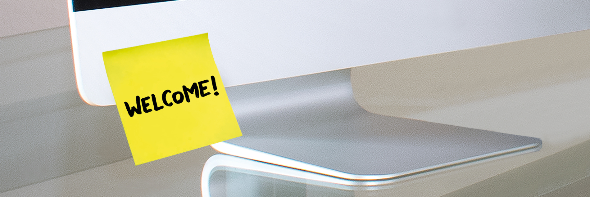 "Welcome" Zettel auf Computerbildschirm