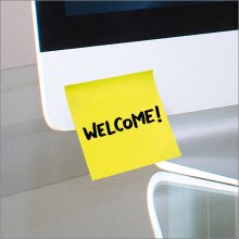 'Welcome' Zettel am Computerbildschirm