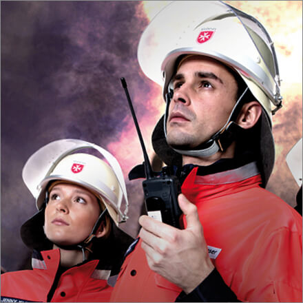 zwei Feuerwehrkräfte